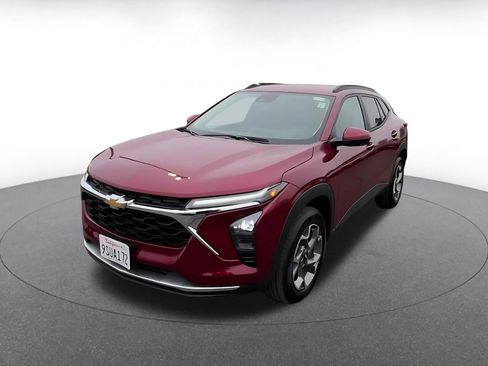 Used 2025 Chevrolet Trax LT w/ LT Convenience Package image 7