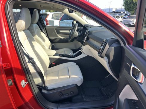 Certified 2024 Volvo XC40 B5 Plus w/ Climate Package image 25