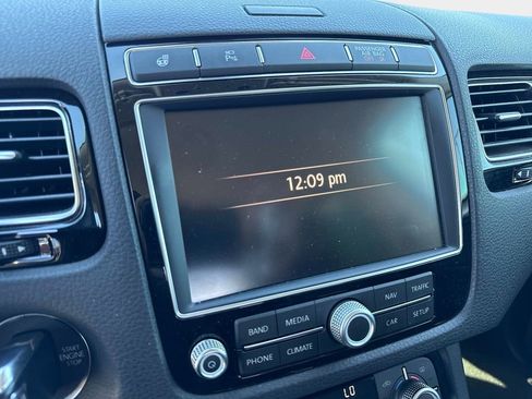 Used 2016 Volkswagen Touareg Sport image 26