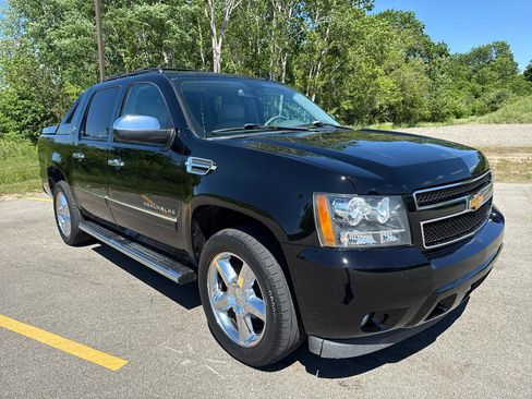 Used 2013 Chevrolet Avalanche LTZ AWD/4WD image 3