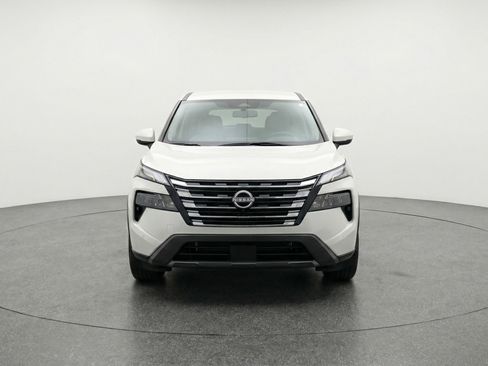 Used 2025 Nissan Rogue SV image 2