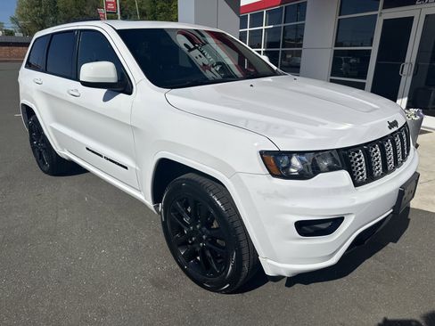 Used 2022 Jeep Grand Cherokee Laredo X AWD/4WD image 2