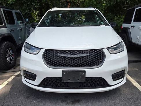 Used 2025 Chrysler Pacifica Limited FWD image 2