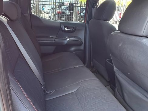 Used 2017 Toyota Tacoma TRD Off-Road w/ Premium & Technology Package AWD/4WD image 33
