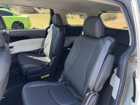 Used 2022 Kia Carnival EX image 13