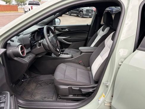 Used 2024 Chevrolet Trax RS FWD image 2