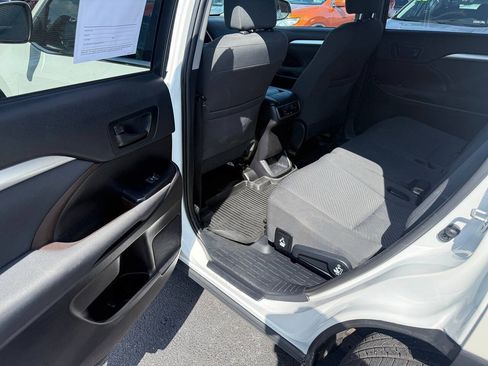 Used 2019 Toyota Highlander LE AWD/4WD image 12