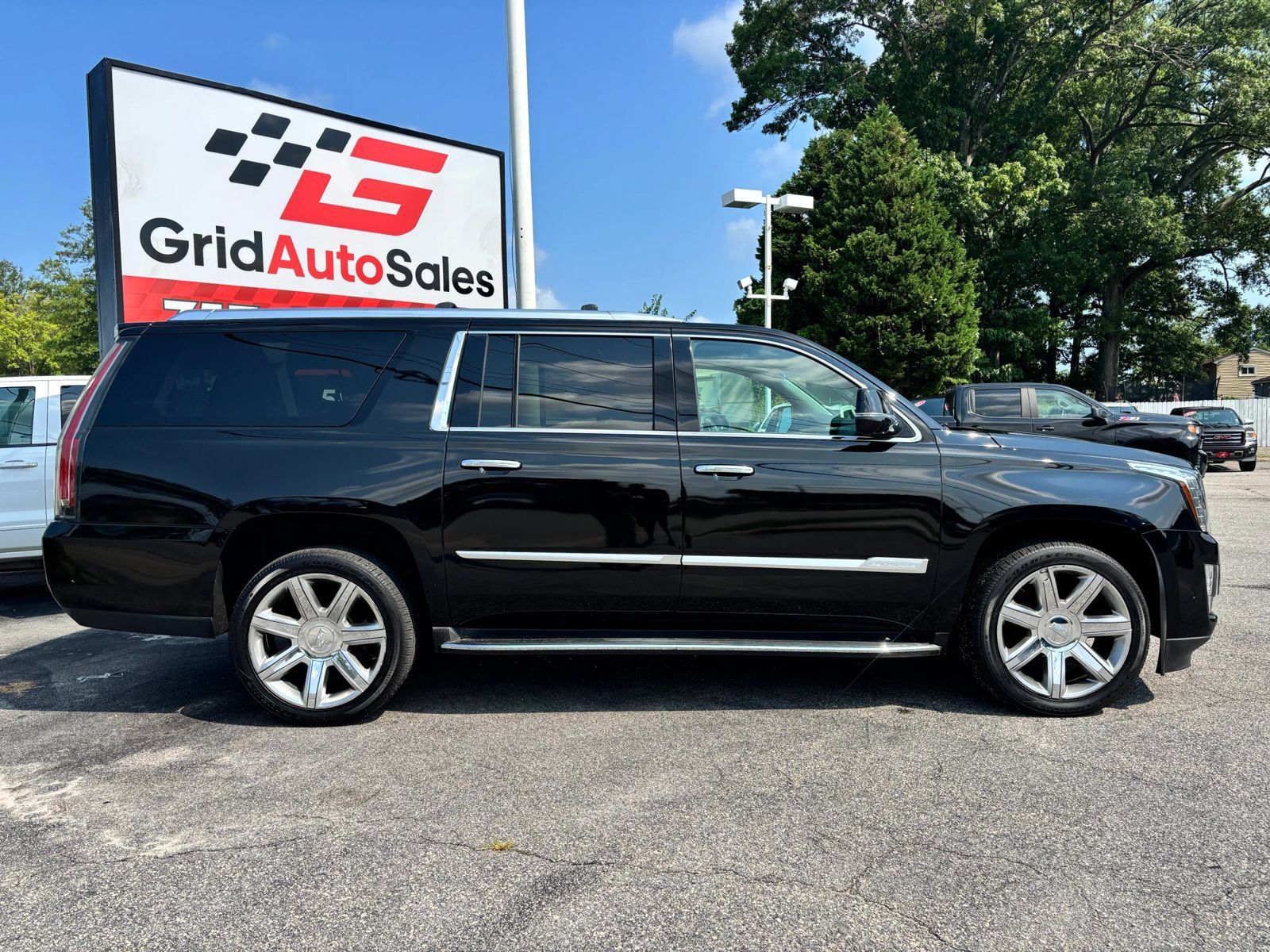 Used 2018 Cadillac Escalade ESV Premium Luxury AWD/4WD image 2
