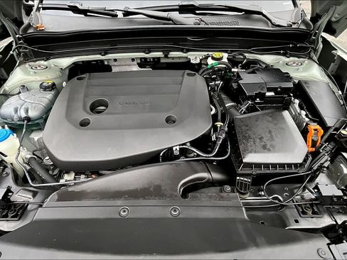 Certified 2023 Volvo XC40 B5 Ultimate w/ Protection Package Premier image 28