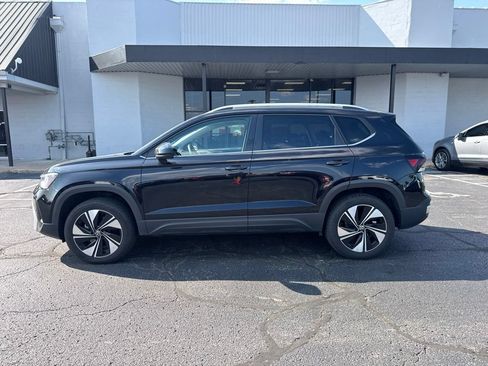 Used 2025 Volkswagen Taos SE AWD/4WD image 2