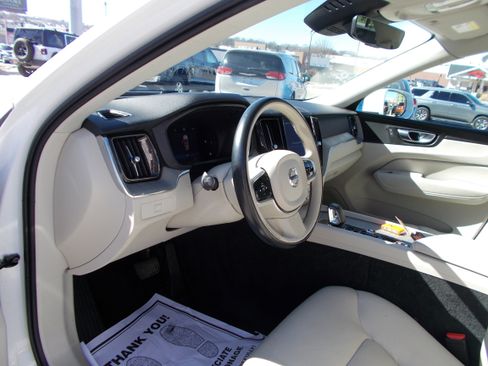 Used 2023 Volvo XC60 B5 Plus image 12