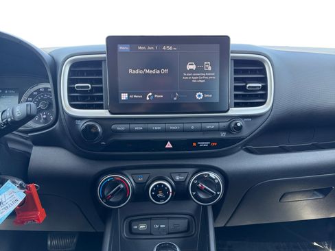 Used 2022 Hyundai Venue SE FWD image 11