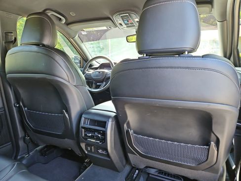 Used 2023 Jeep Grand Cherokee Altitude AWD/4WD image 18