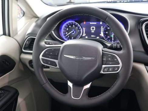 Used 2023 Chrysler Pacifica Touring-L FWD image 10