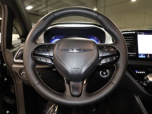 Used 2025 Chrysler Pacifica Limited FWD image 10