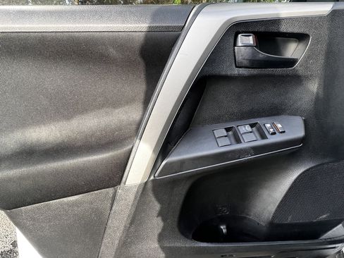 Used 2016 Toyota RAV4 LE image 12
