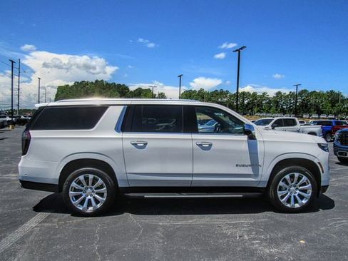 New 2025 Chevrolet Suburban Premier image 3