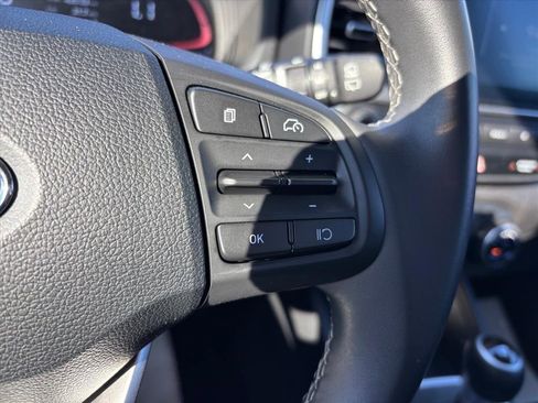 Used 2025 Hyundai Venue SEL image 16