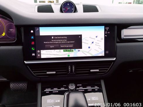 Used 2023 Porsche Cayenne Platinum Edition image 23