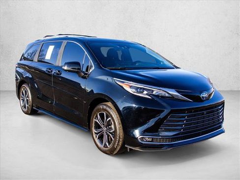 Used 2025 Toyota Sienna Platinum image 3