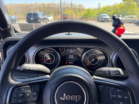 Certified 2023 Jeep Gladiator Sport AWD/4WD image 18