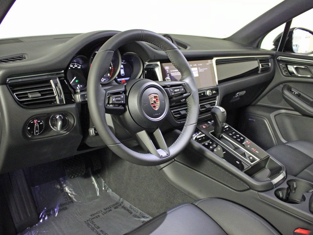 Certified 2026 Porsche Macan AWD/4WD image 4