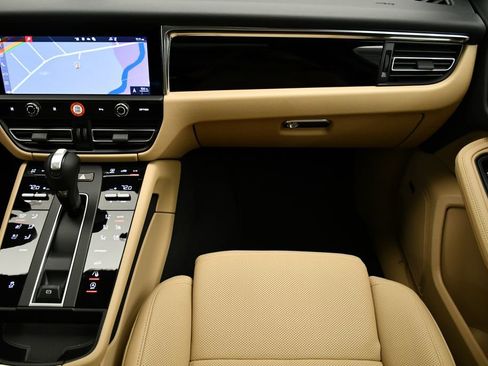 Certified 2025 Porsche Macan image 25