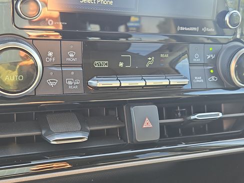 Used 2022 Toyota Highlander XLE image 35