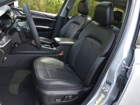 Used 2023 Jeep Grand Cherokee Limited w/ Luxury Tech Group II AWD/4WD image 11