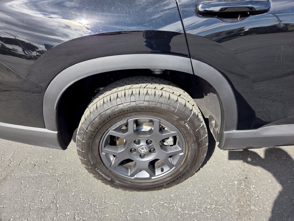 Used 2025 Honda Pilot TrailSport image 11