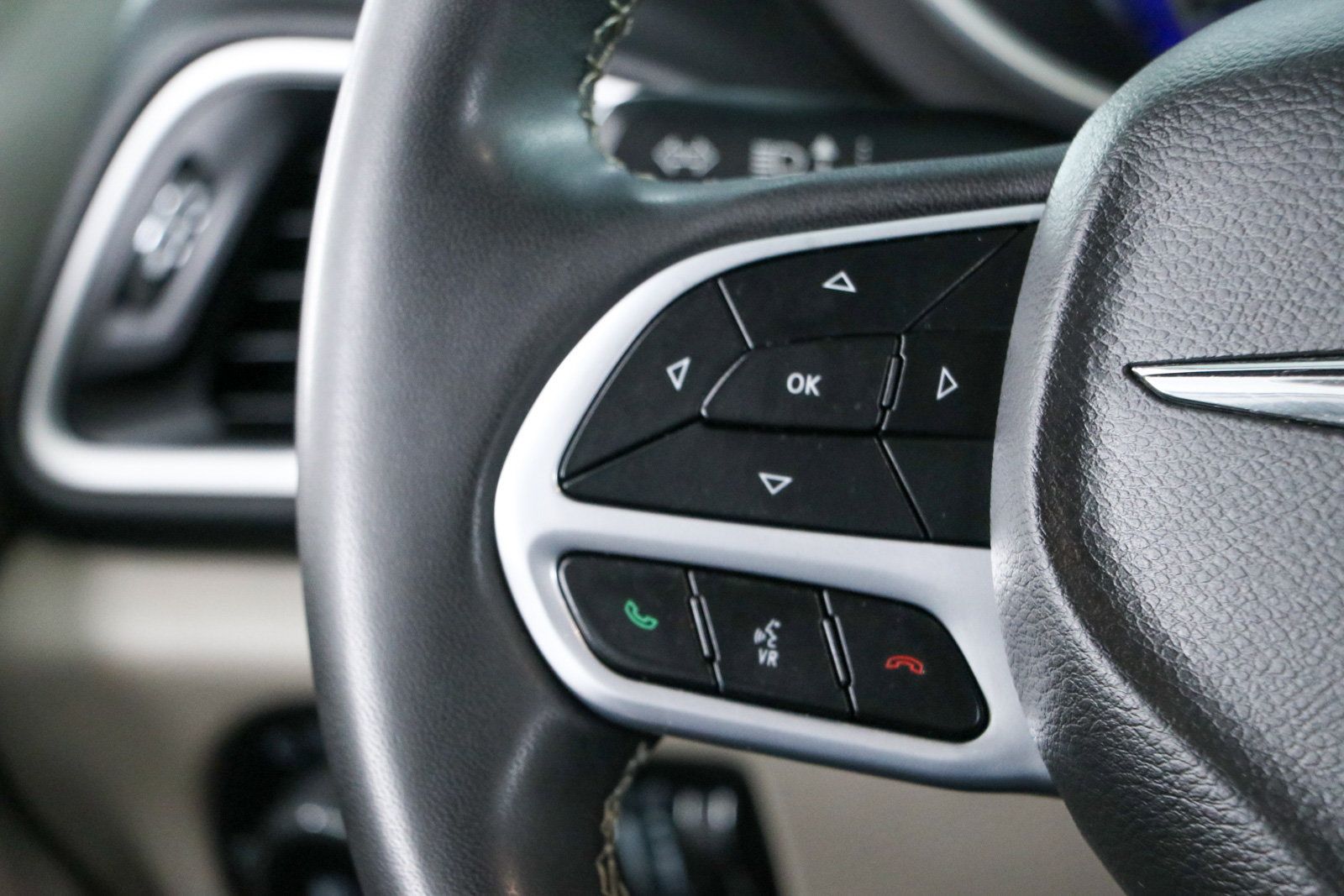 Used 2024 Chrysler Pacifica Touring-L FWD image 13