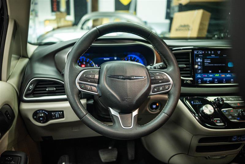 Used 2024 Chrysler Pacifica Touring-L FWD image 15