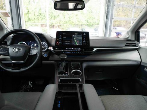 Used 2023 Toyota Sienna Limited image 20