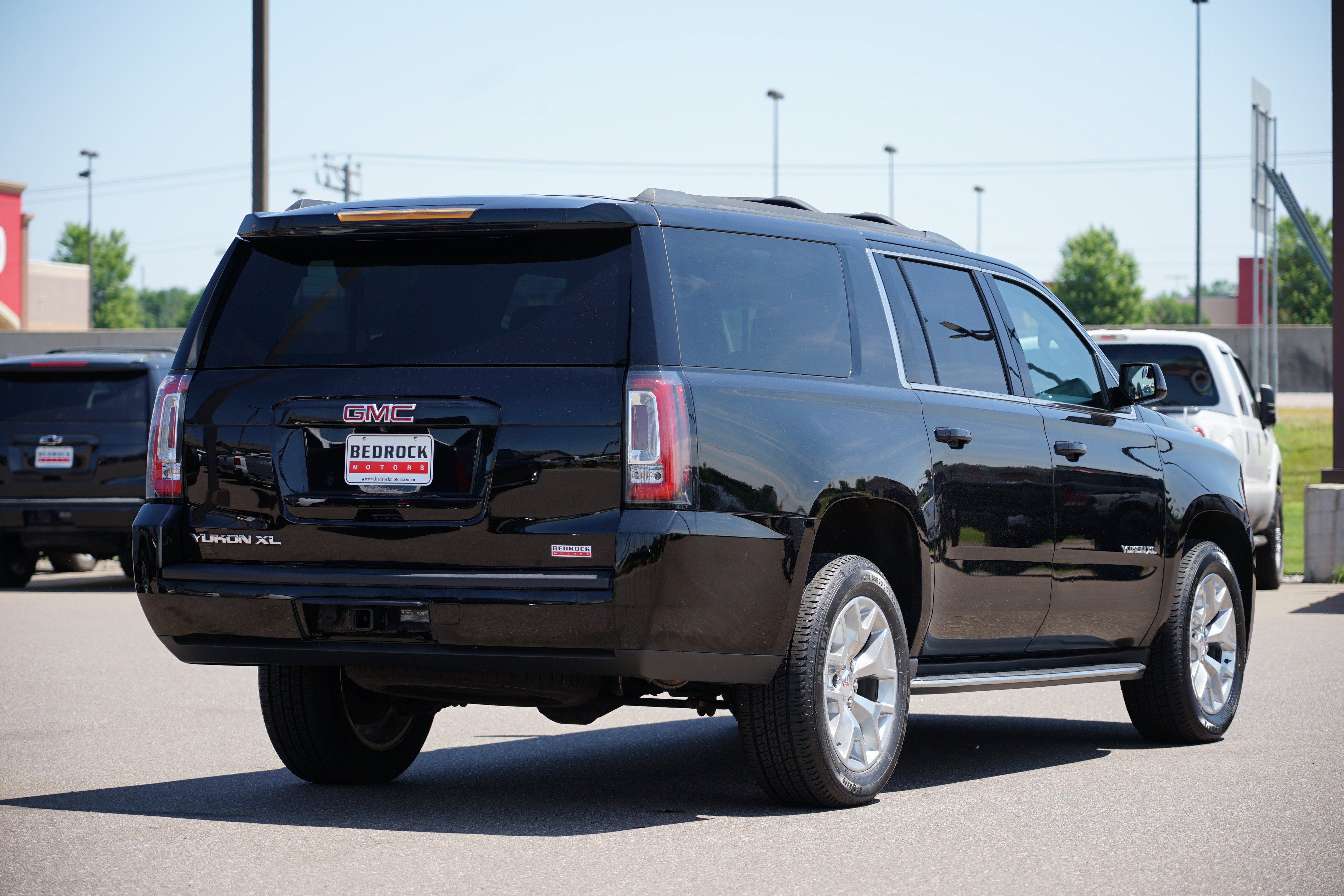 Used 2019 GMC Yukon XL SLE w/ SLE Value Package AWD/4WD image 3
