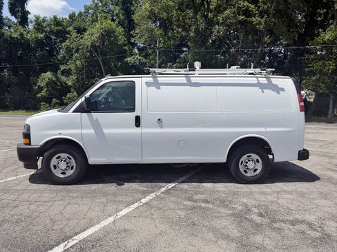 Used 2018 Chevrolet Express 2500 w/ Driver Convenience Package RWD image 8