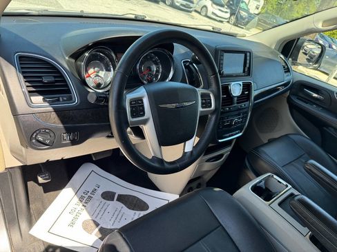 Used 2016 Chrysler Town & Country Touring image 11