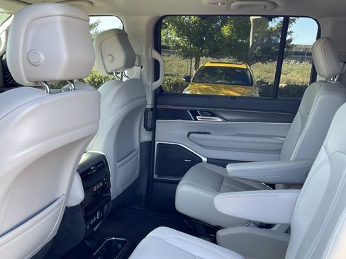 Used 2023 Jeep Wagoneer Series III w/ Convenience Group I AWD/4WD image 14