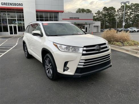 Used 2017 Toyota Highlander XLE image 2