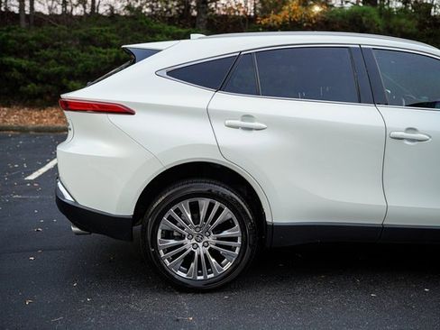 Used 2022 Toyota Venza XLE image 10