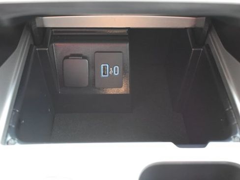 Used 2023 Ford Explorer XLT AWD/4WD image 28