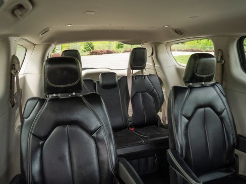 Used 2023 Chrysler Pacifica Touring-L FWD image 16