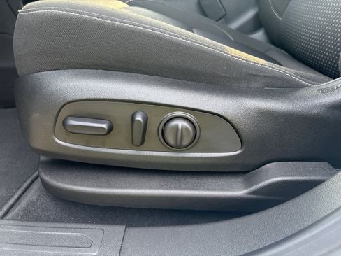 Used 2023 GMC Acadia SLE w/ Driver Convenience Package image 18