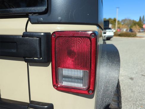 Used 2017 Jeep Wrangler Unlimited Rubicon w/ Connectivity Group image 18