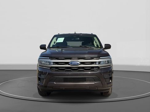 Used 2024 Ford Expedition XLT RWD image 3