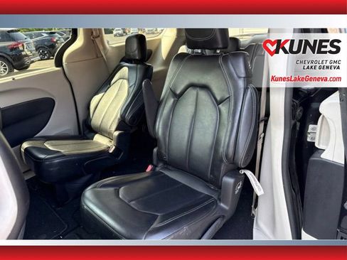 Used 2023 Chrysler Pacifica Touring-L FWD image 14