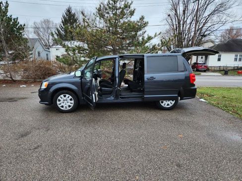 Used 2017 Dodge Grand Caravan SE image 31