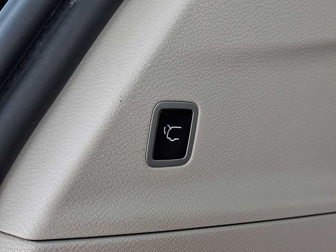 Certified 2024 Chrysler Pacifica Touring-L FWD image 32