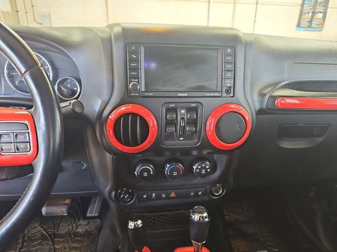 Used 2015 Jeep Wrangler Unlimited Rubicon w/ Connectivity Group AWD/4WD image 19