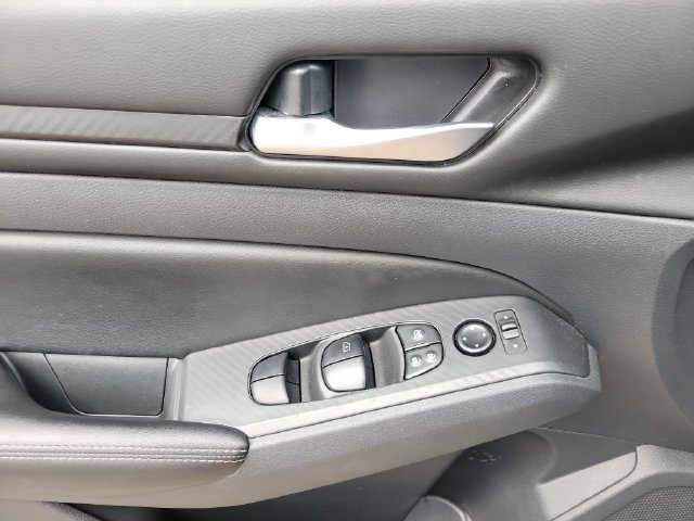 Used 2025 Nissan Altima 2.5 SV FWD image 15
