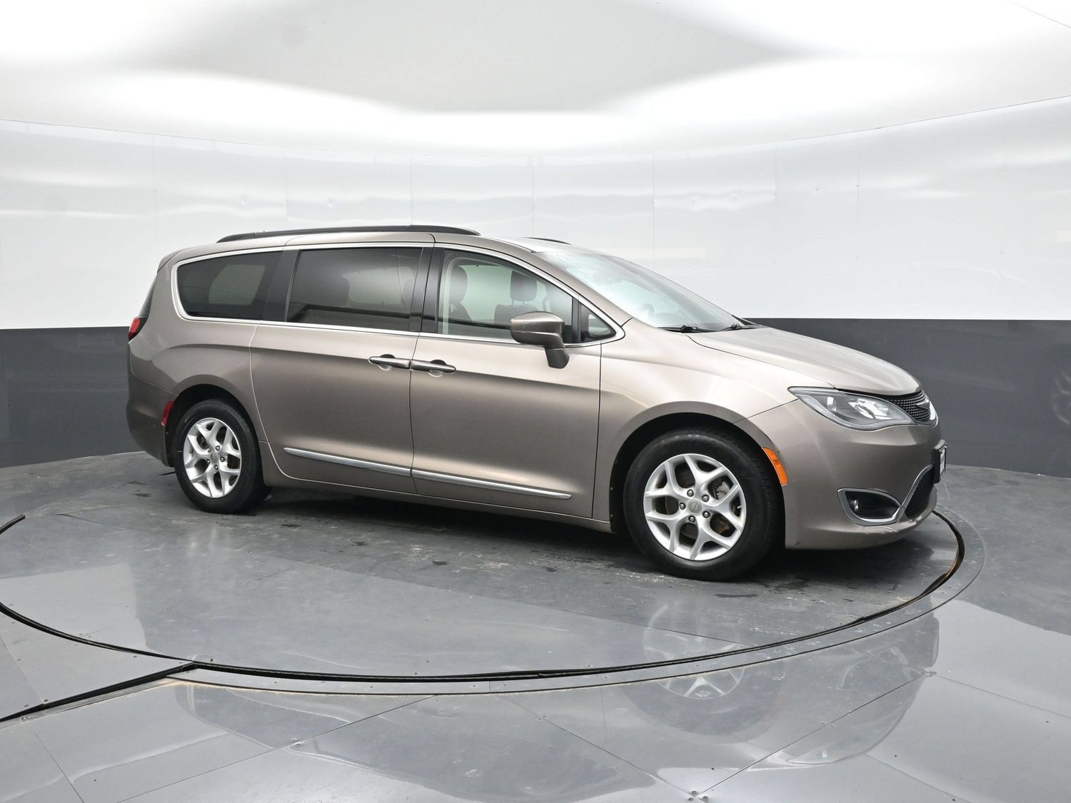 Used 2017 Chrysler Pacifica Touring-L w/ Tire & Wheel Group FWD image 11